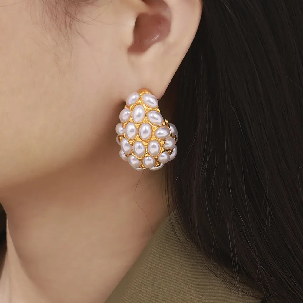 أقراط من الفولاذ التيتانيوم مرصعة باللؤلؤ الصناعي