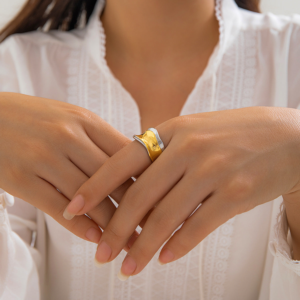 خاتم بتصميم ريترو غير منتظم ومقعر ومحدب بشكل مبالغ فيه، قطعة يدوية بسيطة مصنوعة من سبيكة معدنية قابلة للتخصيص