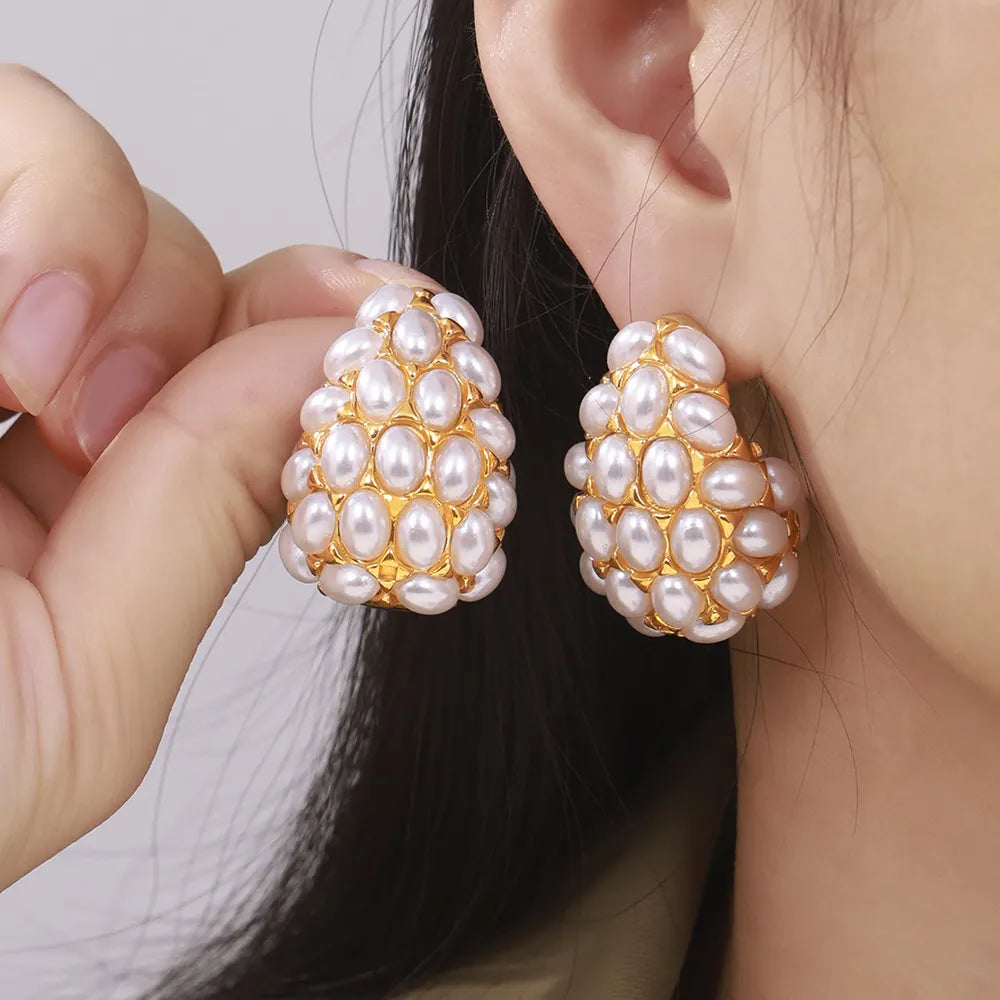 أقراط من الفولاذ التيتانيوم مرصعة باللؤلؤ الصناعي